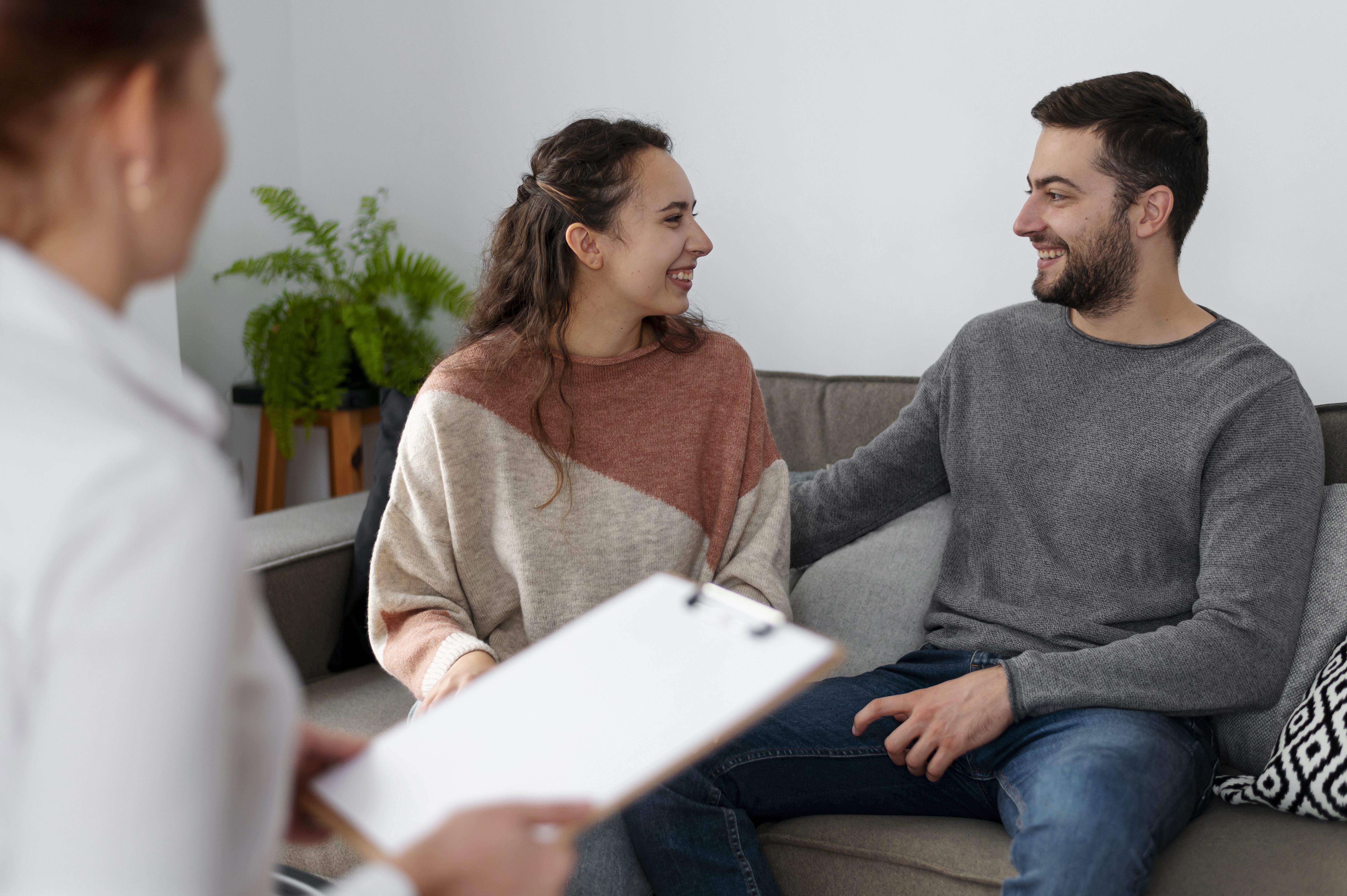 Casal conversando de forma calma e respeitosa durante um momento de diálogo